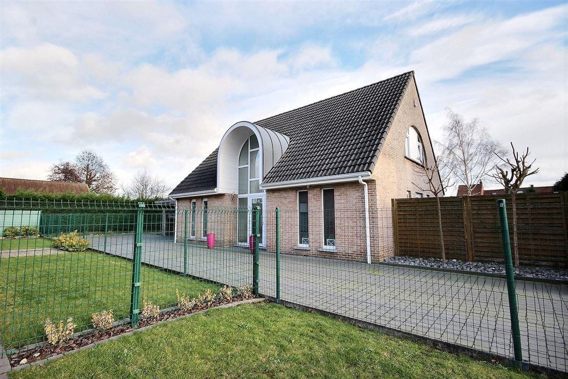 SOMPTUEUSE VILLA EN SECTEUR RESIDENTIEL AVEC DOUBLE GARAGE, ALLEE PRIVATIVE ET PORTAIL ELECTRIQUE SOMPTUEUSE VILLA EN SECTEUR RESIDENTIEL AVEC DOUBLE GARAGE, ALLEE PRIVATIVE ET PORTAIL ELECTRIQUE