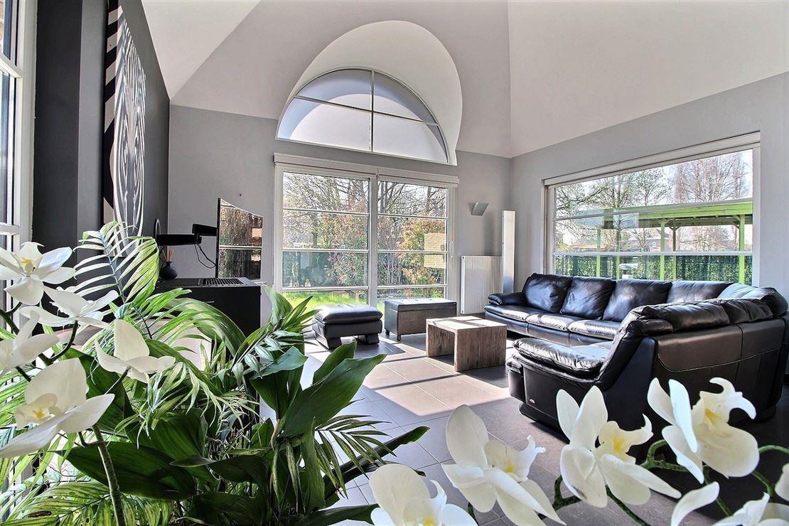 VILLA D'ARCHITECTE SEMI PLAIND-PIED SUR 910M² VILLA D'ARCHITECTE SEMI PLAIND-PIED SUR 910M²