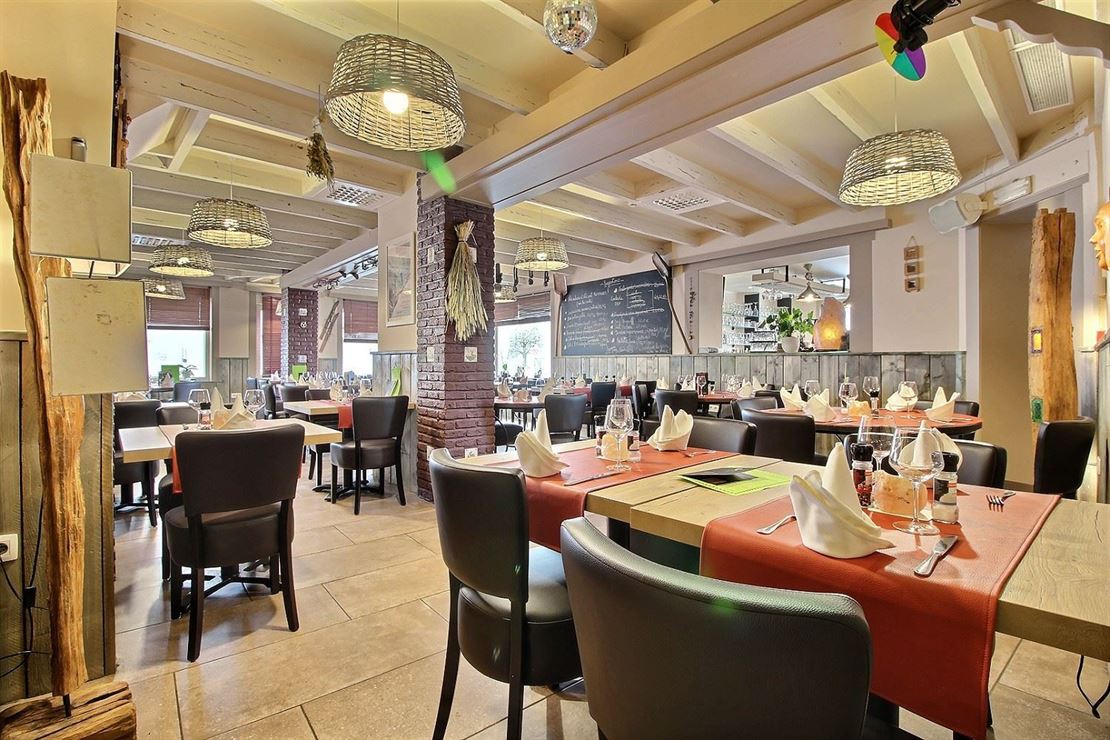 MAGNFIQUE ENSEMBLE IMMOBILIER COMPRENANT UNE SALLE DE RESTAURANT, APPARTEMENT DE TROIS CHAMBRES
MAGNFIQUE ENSEMBLE IMMOBILIER COMPRENANT UNE SALLE DE RESTAURANT, APPARTEMENT DE TROIS CHAMBRES